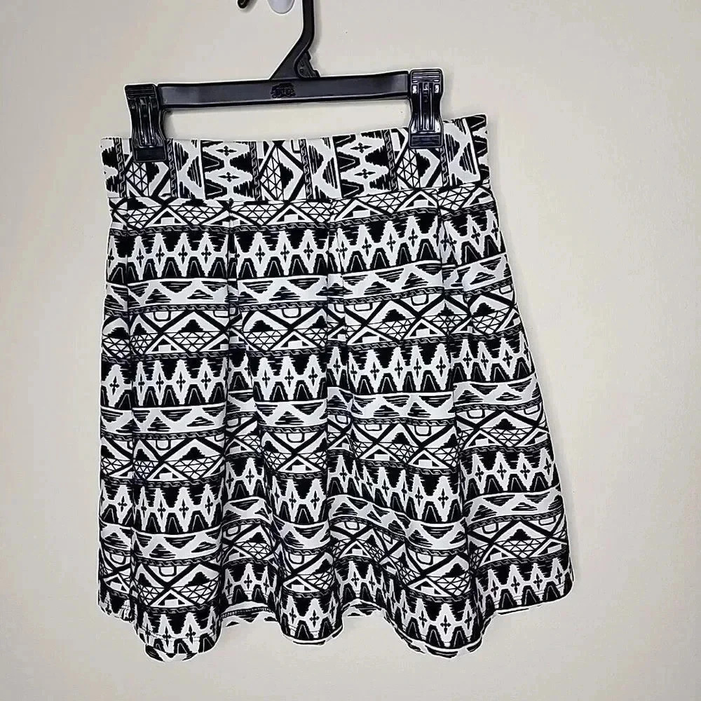 Forever 21 skirt S Aztec White Black Short Cocktail Pleated boho midi College X